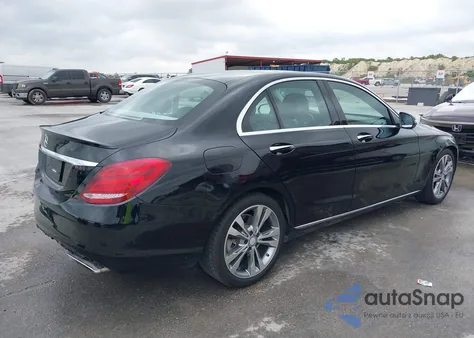 2017 Mercedes-Benz C 300 Luxury/Sport z USA, uszkodzony, nr VIN 55SWF4JB8HU200958